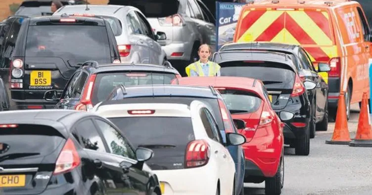 İngiltere’de asker pompaya geçiyor