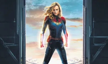 Captain Marvel burada yumruk havada