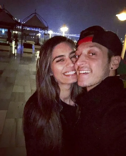 Amine Gülşe ile Mesut Özil nişanlandı!