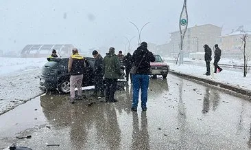 Hakkari'de karlı yolda otomobiller çarpıştı: 2 yaralı #hakkari