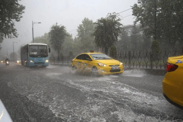 İstanbul'da yolları su bastı; tramvay seferi durdu