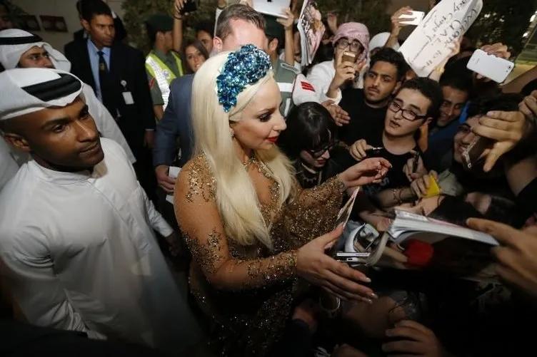 Lady Gaga bu kez kapalı giyinecek