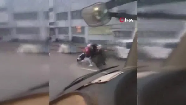 Bursa'da trafikte tehlikeli yolculuk kamerada... Motosiklete 1'i bebek 5 kişi bindi