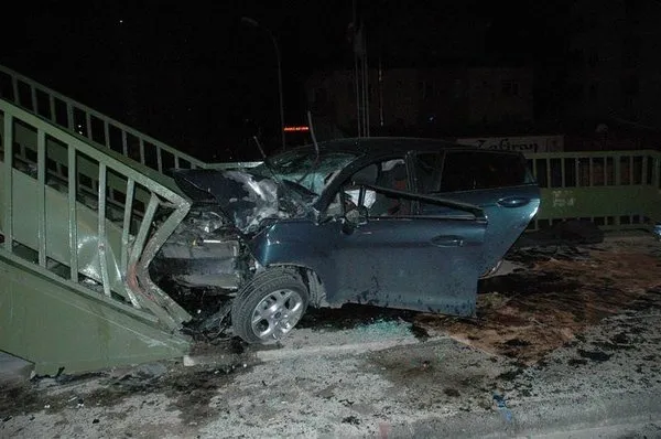 Maltepe'de otomobil üst geçit merdivenlerine çarptı