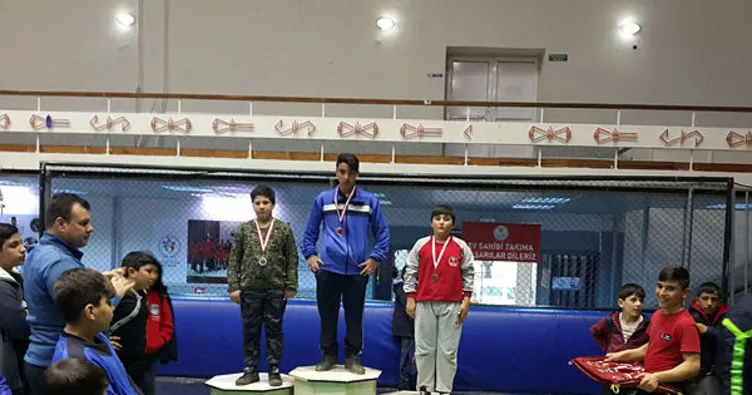 Güreşte Selendi rüzgarı