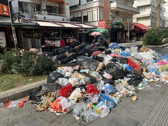 izmir-buca-copluge-dondu-vatandaslardan-chpye-sert-tepki-belediyeye-yaziklar-olsun-fareler-basacak-kusacagim-1757930935096.jpeg İzmir Buca çöplüğe döndü! Vatandaşlardan CHP'ye sert tepki: Belediyeye yazıklar olsun, fareler basacak kusacağım!