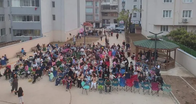 Aileler okul bahçesinde sinema keyfi yaşadı!