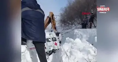 Rusya’da hasta almaya giden ambulansın üzerine çığ düştü | Video