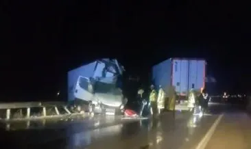 Konya'da feci kaza! Tır ile kamyonet çarpıştı: 1 ölü, 2 yaralı #konya
