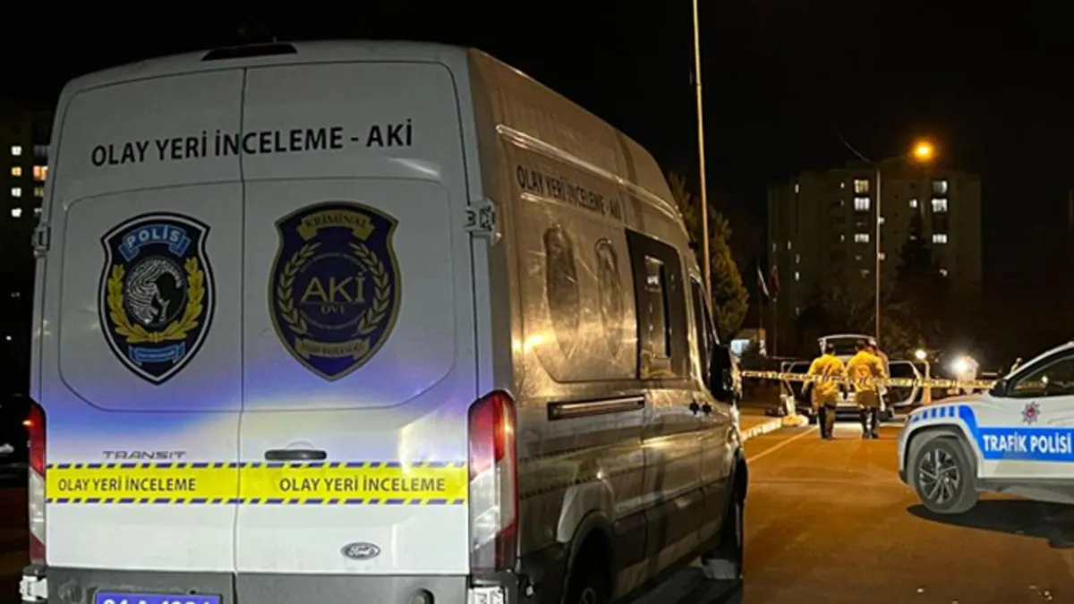 Küçükçekmece’de şüpheli araçtan cephanelik çıktı Küçükçekmece’de şüpheli araçtan cephanelik çıktı