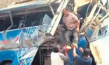 Göçmen otobüsü ile TIR çarpıştı: 16 ölü