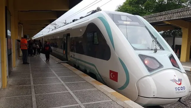 milli-elektrikli-tren-yolculu-seferlerine-basladi-1685213204085.jpg