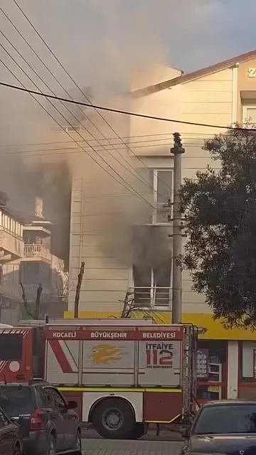 izmitte-4-katli-apartmanda-yangin-5-kisi-dumandan-etkilendi-1768932974207.jpg