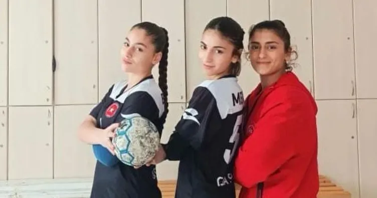 Cizre’de 4 kız sporcu Hentbol Milli Takım kampına davet edildi