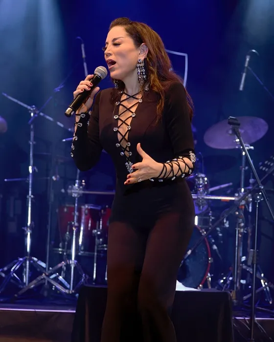 54 yaşında genç kızlara taş çıkarttı! Aşkın Nur Yengi’nin sahne kıyafeti olay oldu!