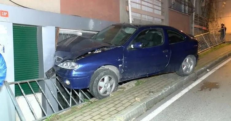 Kadıköy’de korkulukları aşan otomobil asılı kaldı!