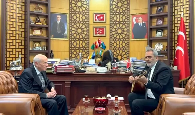 sanatci-yavuz-bingol-bahceliye-baglama-hediye-etti-alevi-bektasiler-olarak-kendisine-minnettariz-1759943430061.jpeg Sanatçı Yavuz Bingöl, Bahçeli'ye bağlama hediye etti!