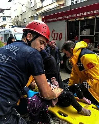 Arnavutköy’de 8 metrelik kuyuya düşen çocuğu itfaiye ekipleri kurtardı