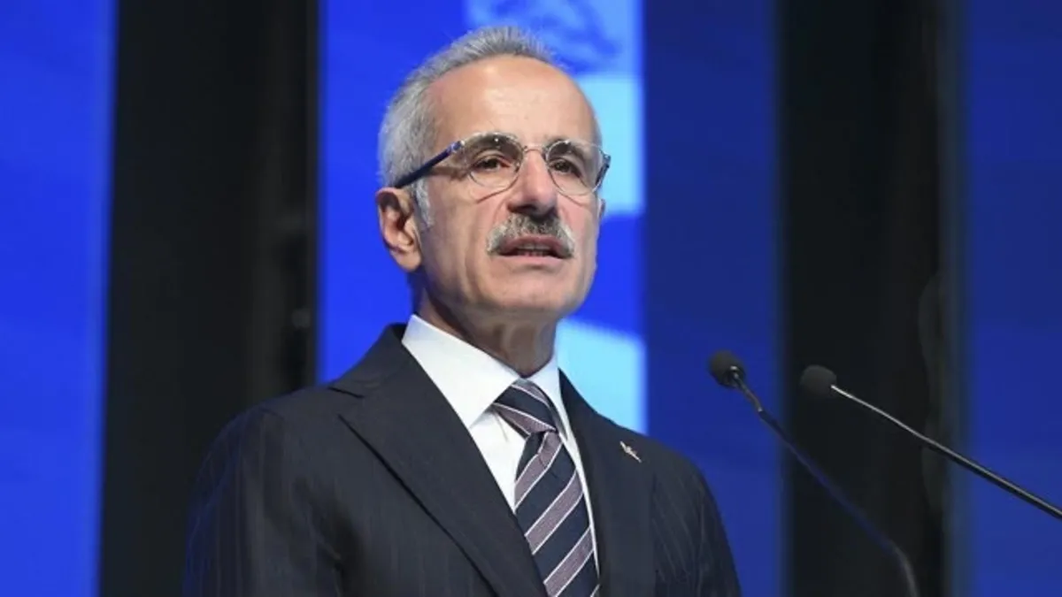 Ulaştırma ve Altyapı Bakanı Abdulkadir Uraloğlu bir toplantıda konuşma yaparken