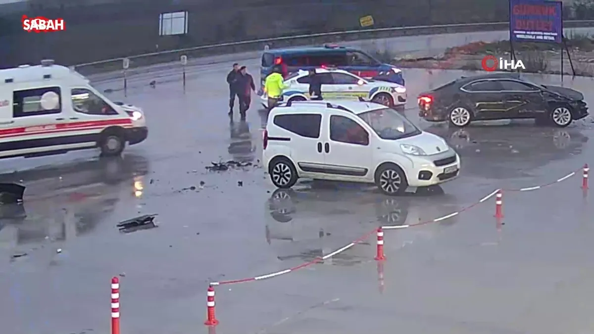 Otomobil 60 metre boyunca defalarca takla attı: 2 kişi yaralandı! Feci kaza kamerada | Video videosunu izle Otomobil 60 metre boyunca defalarca takla attı: 2 kişi yaralandı! Feci kaza kamerada | Video videosunu izle