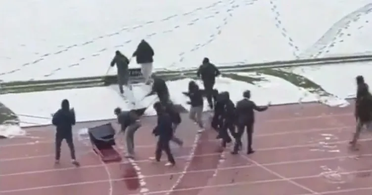 Son dakika haberi: Taraftarlar maç iptal olmasın diye karları küredi Son dakika haberi: Taraftarlar maç iptal olmasın diye karları küredi