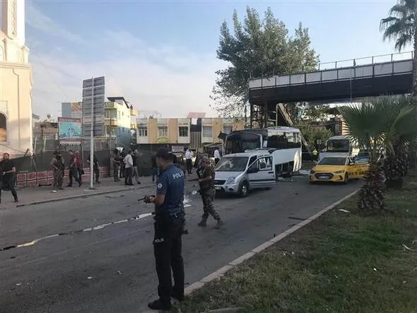 Adana'da terör saldırısı! Polis otobüsünün geçişi sırasında bombalı saldırı düzenlendi...