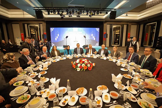 bakan-ciftci-corumda-iftar-sofrasinda-konustu-birlikte-huzur-birlikte-guven-1772042004173.jpg Bakan Çiftçi Çorum’da iftar sofrasında konuştu: “Kararlı yürüyüşümüzü kimse durduramayacak