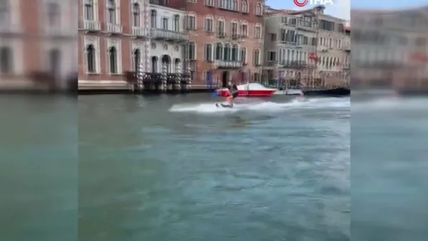 Venedik’teki Büyük Kanal’da iki kişi sörf yaptı | Video