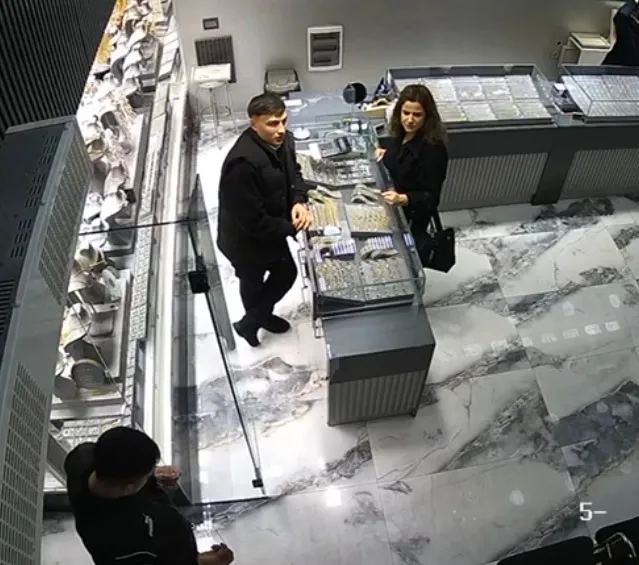 تركيا اليوم خبيرة تجميل توقع الصاغة في فخ الذهب المزيف بإسطنبول خبر عاجل | عملية احتيال بذهب مزيف من خبيرة تجميل! تم كشف عملية الاحتيال من خلال مجموعة واتساب الخاصة بالمتجر.