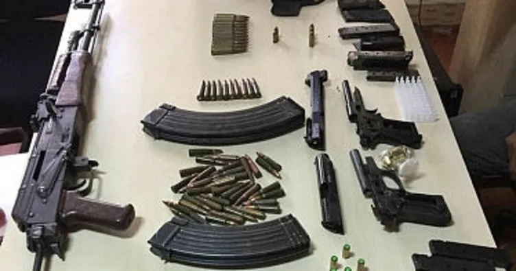Adana’da operasyon düzenlenen evde çok sayıda silah