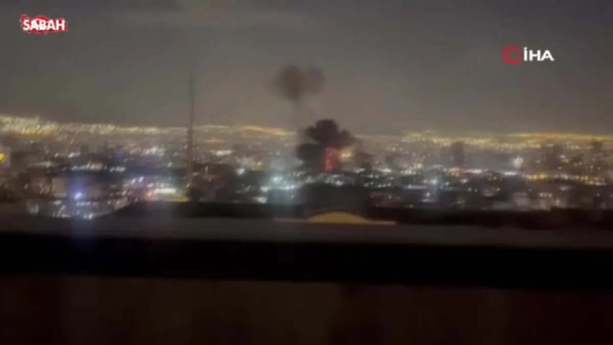 İran’da Radyo ve Televizyon Kurumu binası vuruldu! videosunu izle İran’da Radyo ve Televizyon Kurumu binası vuruldu! videosunu izle