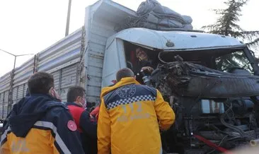 4 araçlı zincirleme kazada kamyonda sıkışan yolcu yaralandı #usak