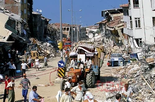 17 Ağustos 1999.. Türkiye'yi yıkan depremin acı görüntüleri