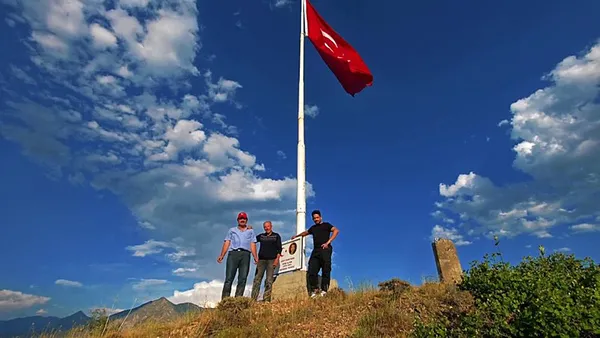 sehit-ogretmen-nese-altenin-anisina-1215-rakimli-tepeye-dev-turk-bayragi-1784554660197.jpg