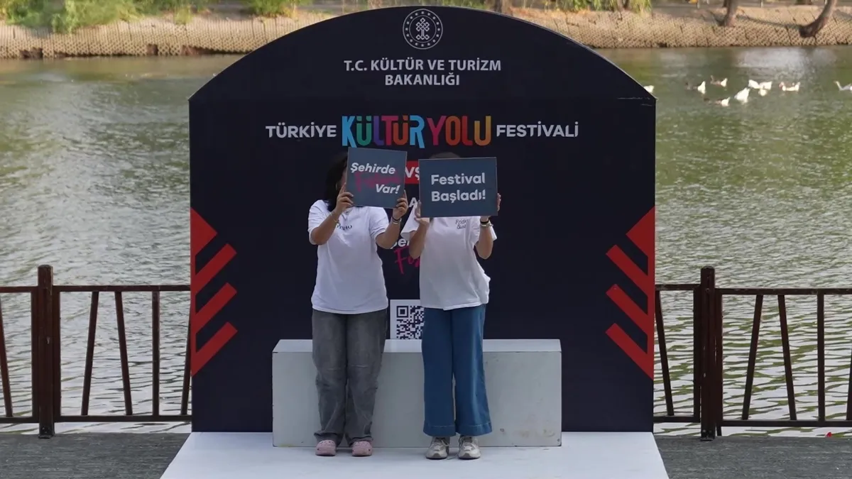 Bakan Ersoy: Türkiye Kültür Yolu Festivali’nin 12. durağı Nevşehir olacak | Video videosunu izle Bakan Ersoy: Türkiye Kültür Yolu Festivali’nin 12. durağı Nevşehir olacak | Video videosunu izle