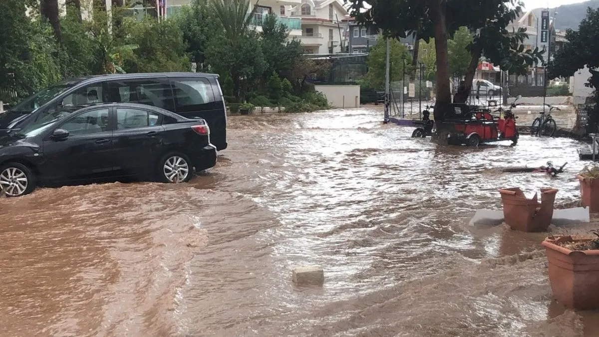 Muğla Marmaris'i sağanak vurdu: Yollar ve caddeler göle döndü!