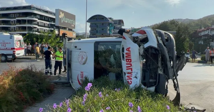 Antalya’da ambulans ile kamyonet çarpıştı: 2’si sağlıkçı 8 yaralı var!