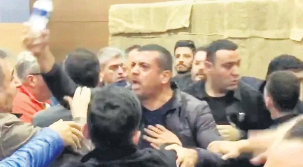 yeni-partide-yumruklar-konustu-1790628386617.jpeg
