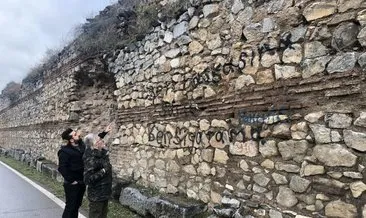 2 bin yıllık surlara sprey boyayla yazı yazdılar