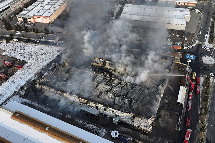 Son dakika: Kayseri’deki mobilya fabrikasında yangın: 3 kişi öldü!