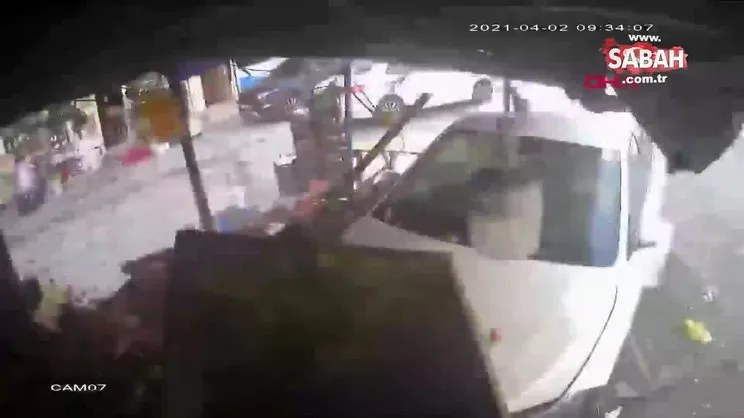 Esenyurt'ta dehşet anları; otomobil kadınlara çarpıp manava girdi | Video