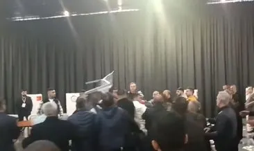 İYİ Parti’de büyük kavga: Demokrasi naraları lafta kaldı! Sandalye ve yumruklar havada uçuştu