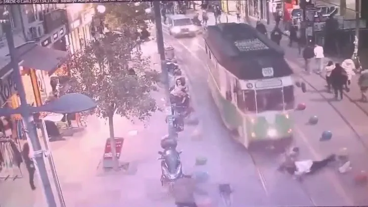Tramvayın çarptığı yaşlı kadın hayatını kaybetmişti: Tramvay sürücüsü gözaltına alındı