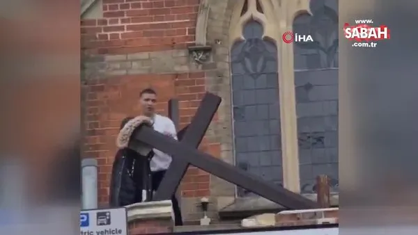 Son dakika! Londra’da kiliseye saldırı | Video