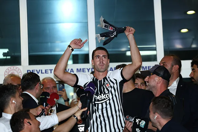 dusan-vlahovic-transferi-icin-italyanlardan-surpriz-yorum-onu-zirveye-tasiyan-isimle-birlikte-1786613525447.jpg