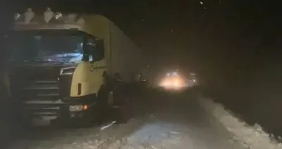 Ardanuç-Ardahan yolu kar nedeniyle ulaşıma kapandı #artvin