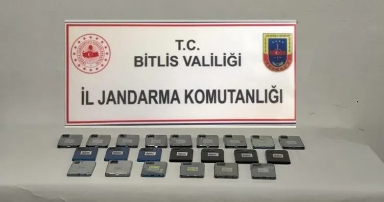 Bitlis’te bir araç içerisinde kaçak telefonlar ele geçirildi