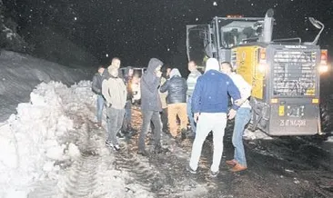 4 araçta 8 kişi karda mahsur kaldı