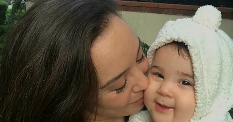 Azra Akın oğlu Demir ile görüntülendi...