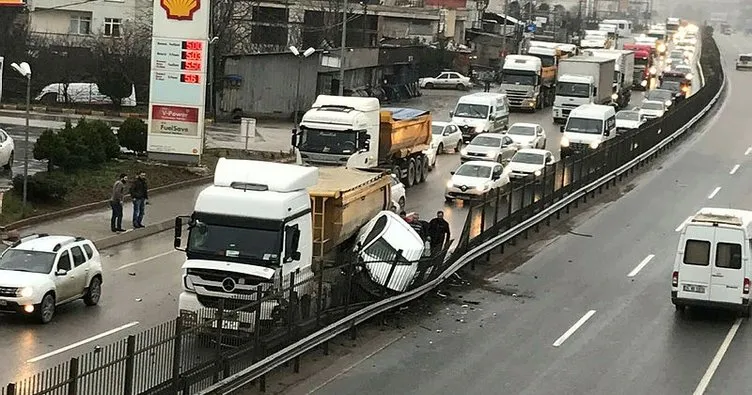 Şile Yolu Taşdelen Mevkii’nde bir hafriyat kamyonu iki aracı ezdi
